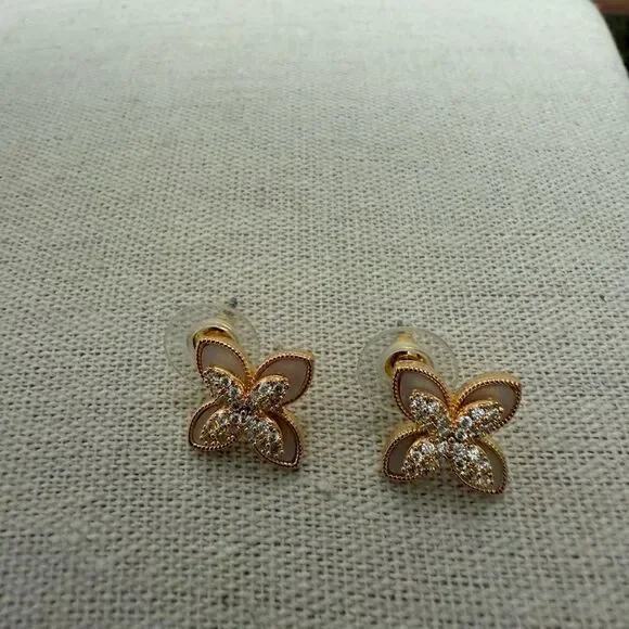 NWOT Clover Flower GoldTone Pendant Necklace & Matching Post Earrings. - Picture 8 of 9